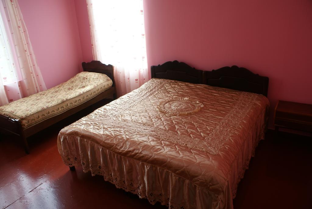 Merabi And Neli Guest House Makhinjauri Habitación foto