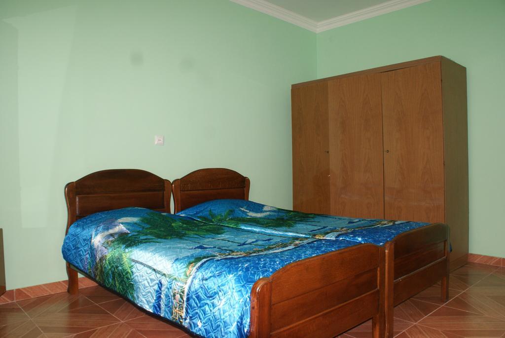 Merabi And Neli Guest House Makhinjauri Habitación foto