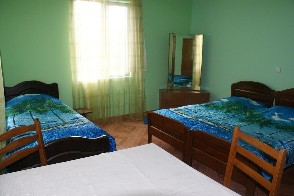 Merabi And Neli Guest House Makhinjauri Habitación foto