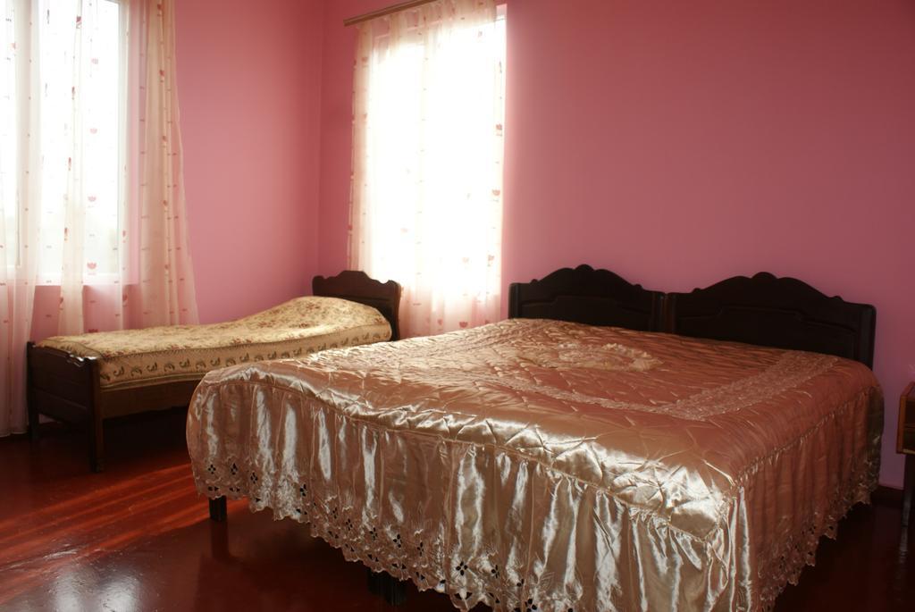 Merabi And Neli Guest House Makhinjauri Habitación foto