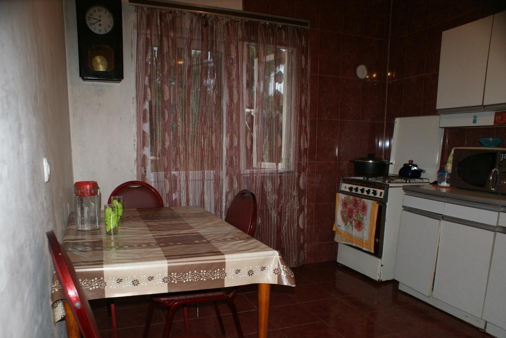 Merabi And Neli Guest House Makhinjauri Habitación foto